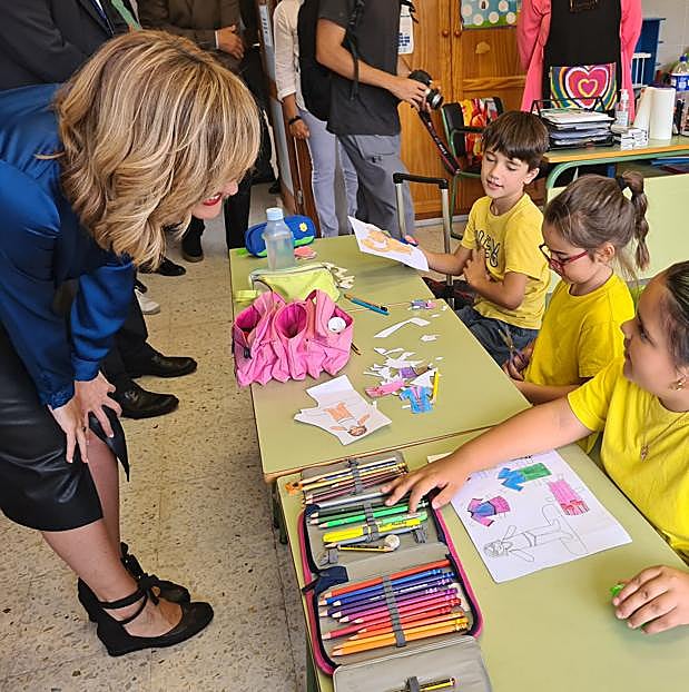 La ministra Pilar Alegría con unas alpargatas de cuña negras.