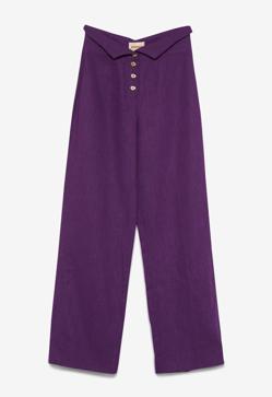 Imagen secundaria 2 - Victoria Federica versionó esta camisa de Zara con pantalones de lino morados.