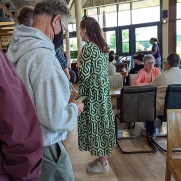 Imagen secundaria 1 - Este vestido camisero de Zara tan favorecedor es el más viral del momento y es uno de los más vendidos en Reino Unido