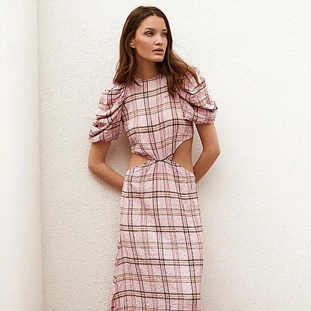 Cut out, mangas abullonadas y cuadros: todas las tendencias en un solo vestido que adoran las influencers