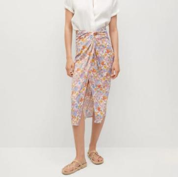 Imagen secundaria 1 - Las faldas midi de menos de 15 euros de Mango Outlet cómodas, fresquitas y ponibles que no puedes dejar escapar