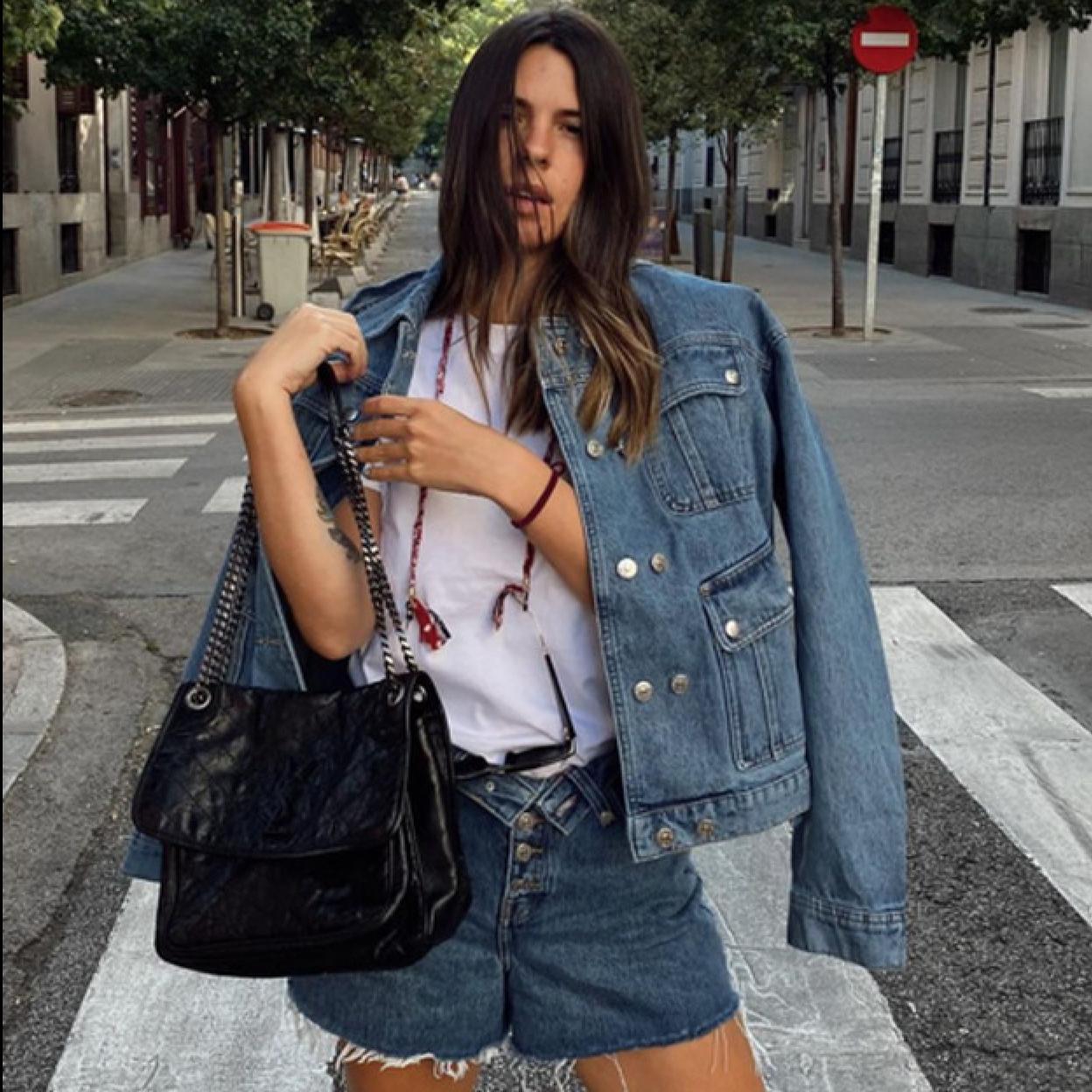 Pincha en la foto para ver los tops de punto tendencia de Zara por menos de 20 euros con los que irás cómoda y a la moda en tu look de diario con vaqueros
