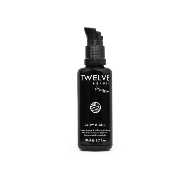 Glow Island es el aubronceador creado por Pedro Catalá que se agota continuamente nada más ponerse a la venta. ¿El motivo? Su fórmula que combina minerales e ingredientes naturales que emulan a la composición de la piel y con las que se consigue un bronceado sutil, con una piel iluminada. (48 euros).