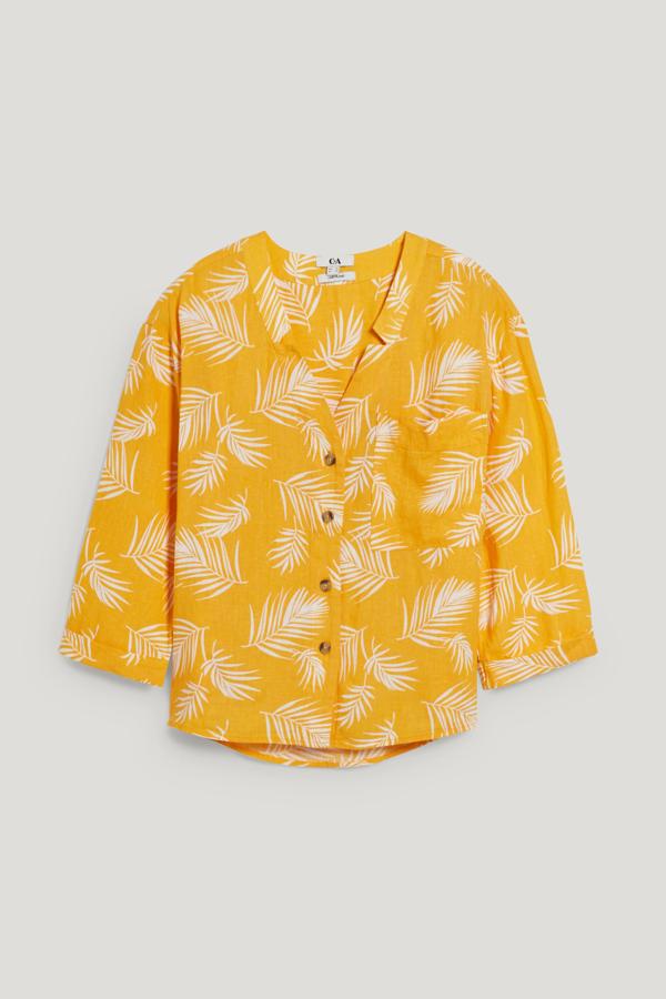 Esta blusa estampada es todo lo que necesitas para ir fresquita, destaca por su estampado laureado y por los botones de estilo boho. Pertenece a la nueva colección de C&A y tiene un precio de 25,99 €. 