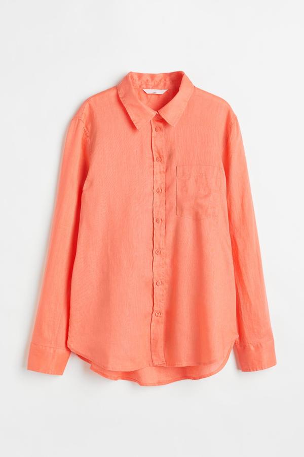 H&M nos propone casi toda la gama cromática en su versión de la camisa lino. Puedes comprarla en blanca, negra, celeste, kaki, beige y coral. Aunque decántate por esta última, es uno de los colores que realzará tu bronceado. Destaca sobre todo por su efecto vaporoso y por su fácil compatibilidad con otras prendas. Además, tiene el suculento precio de 19,99 €.