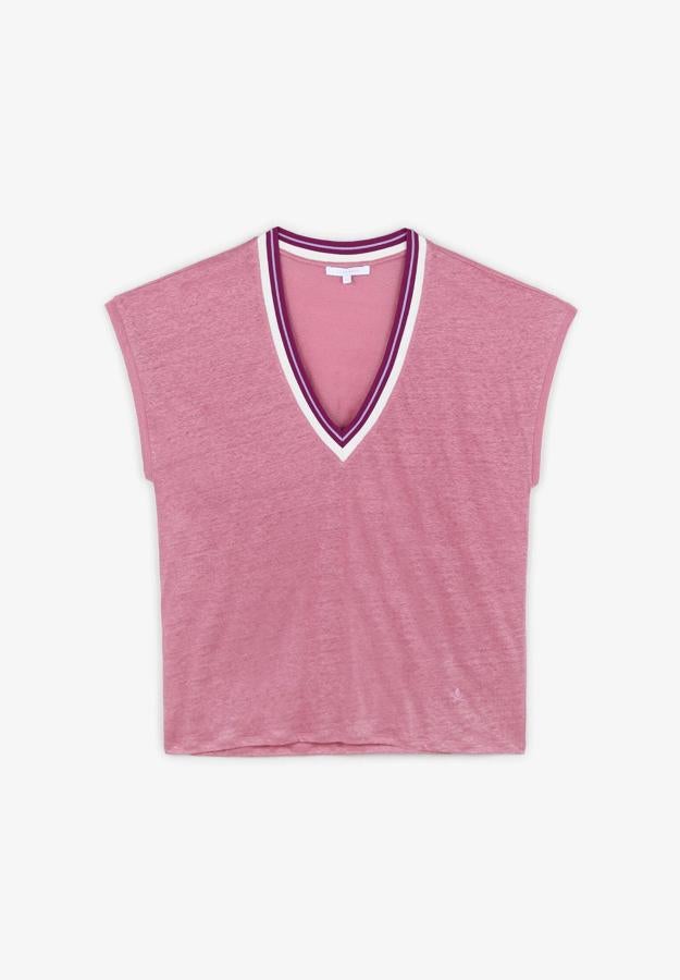 Scalpers, en cambio, decide diseñar un top con maxi escote para pronunciar tus clavículas. Además, utiliza uno de los colores en tendencia esta temporada, el rosa. Es un básico de armario, sobre todo por su corte regular fit, puedes comprarla por 34,90 €.