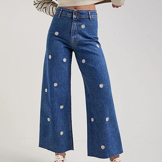 Imagen principal - Los vaqueros bordados con flores son tendencia y estos de Zara han conquistado a Sara Carbonero