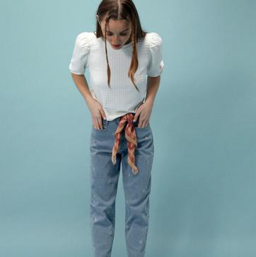 Imagen secundaria 1 - Los vaqueros bordados con flores son tendencia y estos de Zara han conquistado a Sara Carbonero