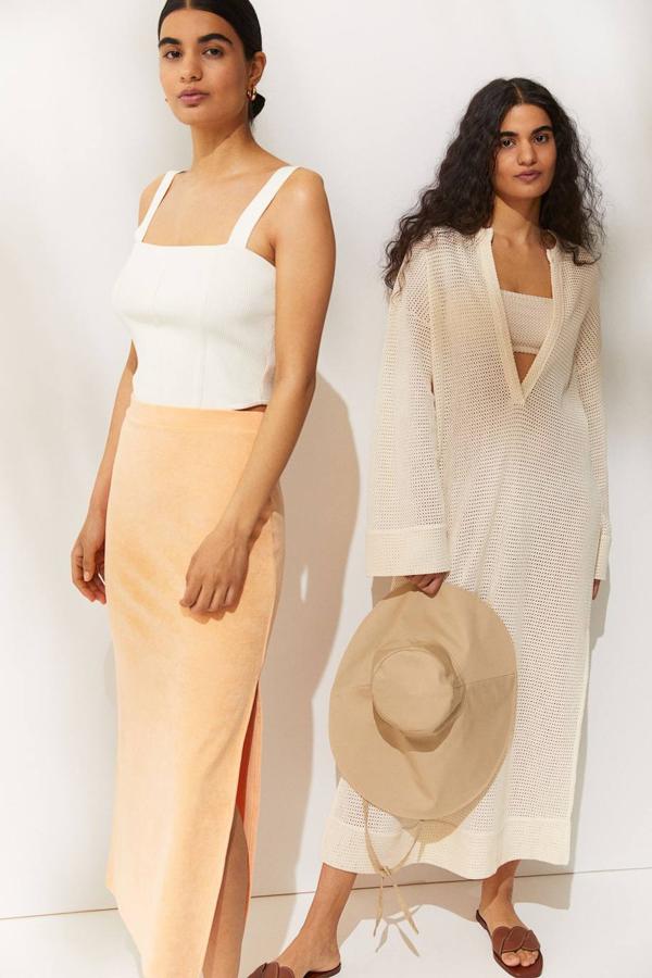 Vestido caftán midi en tejido de algodón calado, con cuello redondo, escote de pico, mangas largas amplias y top corto de tirantes a conjunto, en tono blanco natural, de H&M. Está disponible por 59,99 euros.