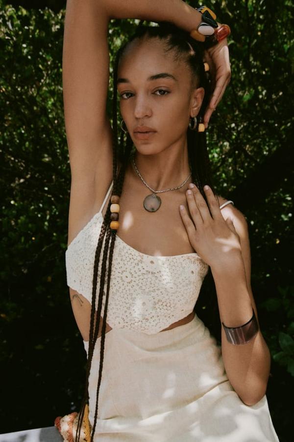 Vestido mini de escote recto con tirantes finos en color arena. Detalle de abertura en cintura y tejido delantero combinado en crochet. Este sí cuenta con forro interior, por lo que no se transparenta. Precio: 29,95 euros.