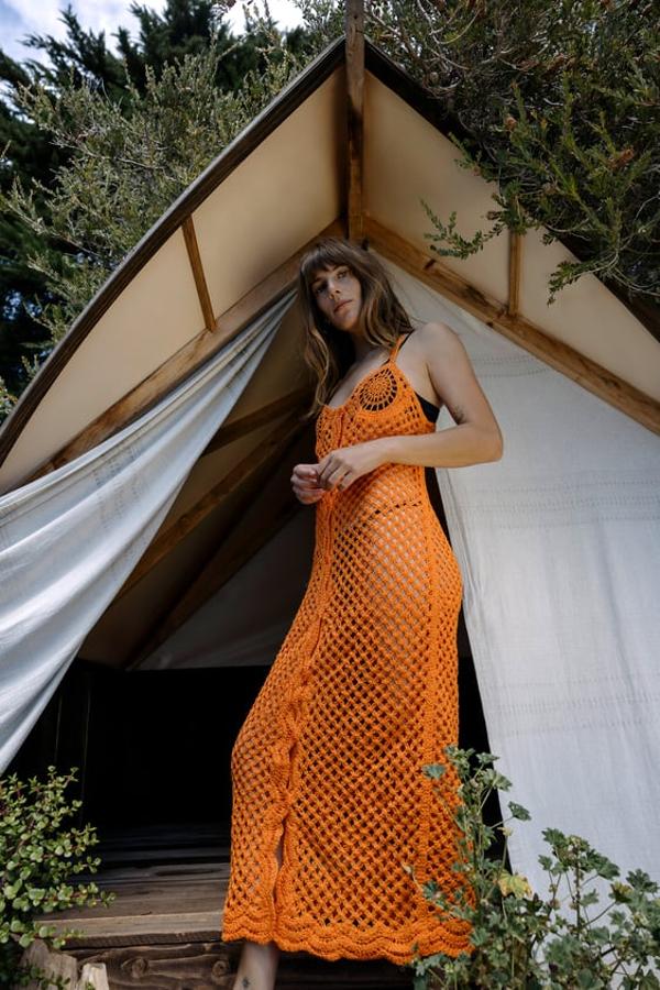 Vestido midi en crochet con escote pico y tirantes finos en color naranja. No cuenta con forro, por lo que el calado hace que se transparente. Precio: 29,95 euros.