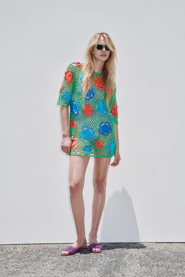 Muy parecido al anterior en cuanto a los motivos florales y el tipo de punto. Es un vestido mini de manga corta y transparente. Precio: 49,95 euros.