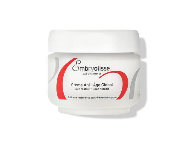 Una crema rica antiedad que reestructura la epidermis, nutre y refuerza su resistencia para mejorar por completo la apariencia y salud del cutis. Emplea una mezcla de omega 9, vitamina E y ácido hialurónico para favorecer la hidratación y redensificar la piel. Mientras, la manteca de karité, cera de abejas y aloe vera acondicionan y suaviza la tez. Y, la proteína de sola ayuda a mejorar la firmeza y flexibilidad.