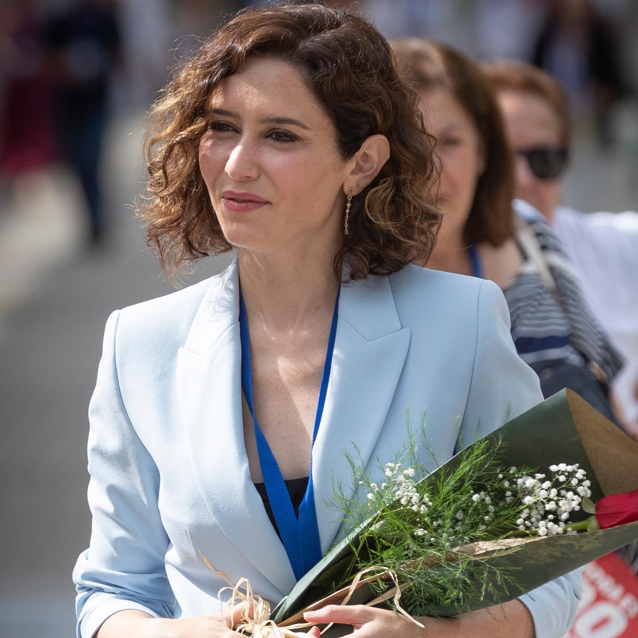 Isabel Díaz Ayuso con un traje azul claro de Zara.