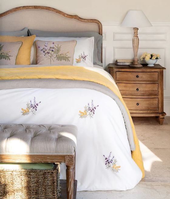 Los mismos estampados florales inspirados en los campos de la Provenza saltan del salón al comedor y, por supuesto, al dormitorio, con textiles que invitan a la calma como estos cojines (25.95 euros) o estos juegos de cama (69.95 euros) de El Corte Inglés.