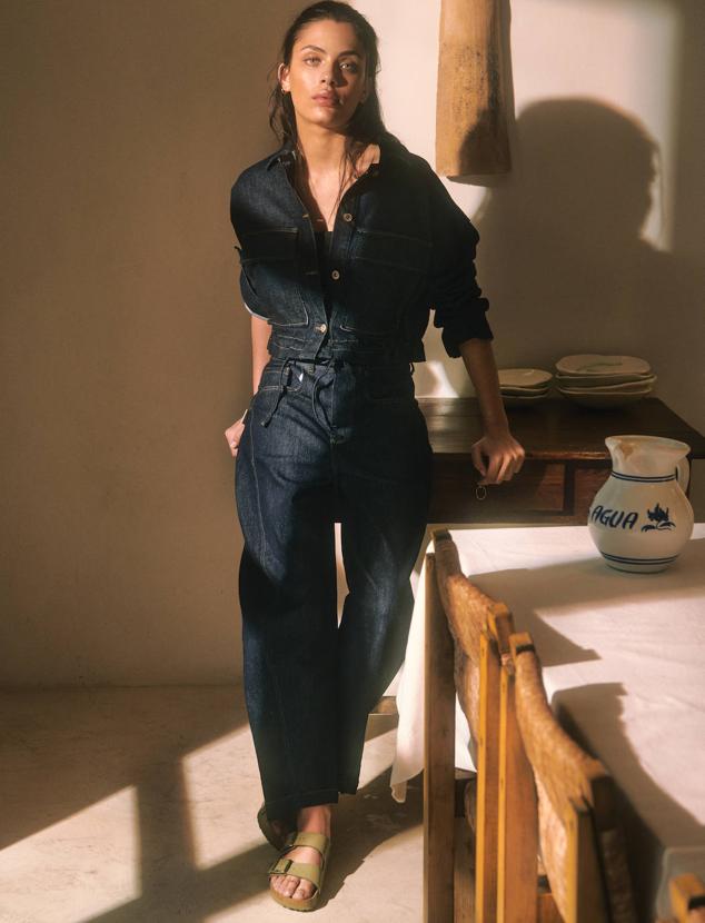 Camisa y pantalón vaquero de Adolfo Domínguez y sandalias de Birkenstock.