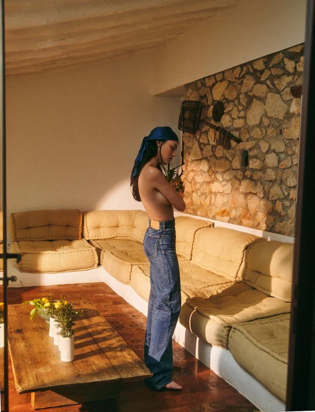 Jeans de Celine y pañuelo de Hermès.