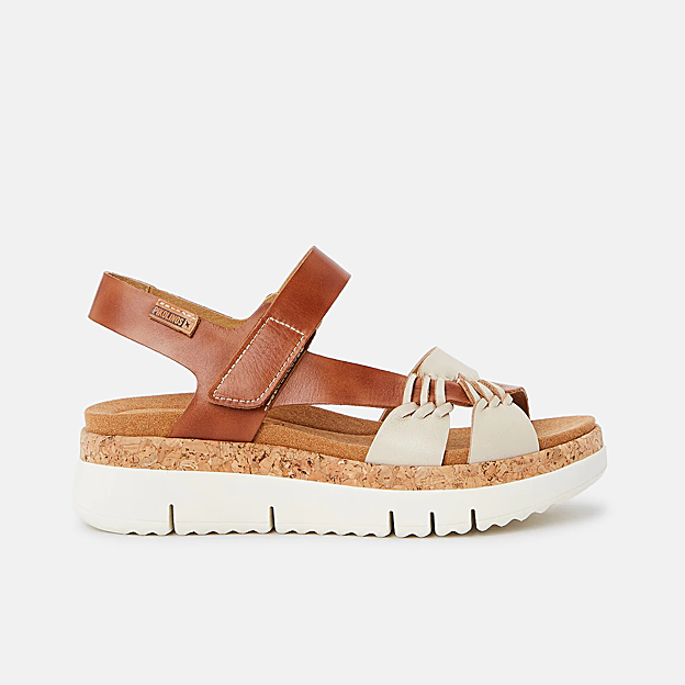 Las sandalias cómodas de Ariadne Artiles son de Pikolinos.