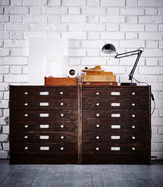 No podíamos hacer este repaso sin transformar uno de los muebles más icónicos de IKEA y convertirlo en una pieza única. La famosa cajonera RAST, una pieza muy sencilla de cajones en madera natural, se convierte en una cómoda de estilo vintage tratando la madera con un efecto envejecido, cambiando los tiradores y, en este caso, añadiendo un par de detalles que harán que parezca sacada de un antiguo archivo. Cuesta 49 euros.