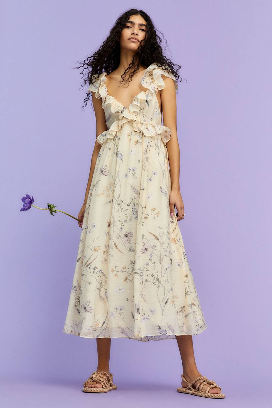 Vestido midi en tejido ligero y vaporoso con estampado floral, falda de vuelo, tirantes, abertura en la espalda, escote de pico y detalles de volantes, en tono amarillo claro. Su precio es de 39,99 euros y también está disponible en negro.