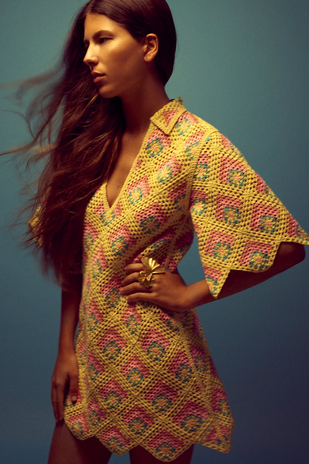 Otro de los diseños que está causando sensación en estos momentos es ese original mini vestido. El amarillo,el rosa y el verde se alían para crear el vestido perfecto. Mini vestido de manga larga de Zara (59,99 euros)