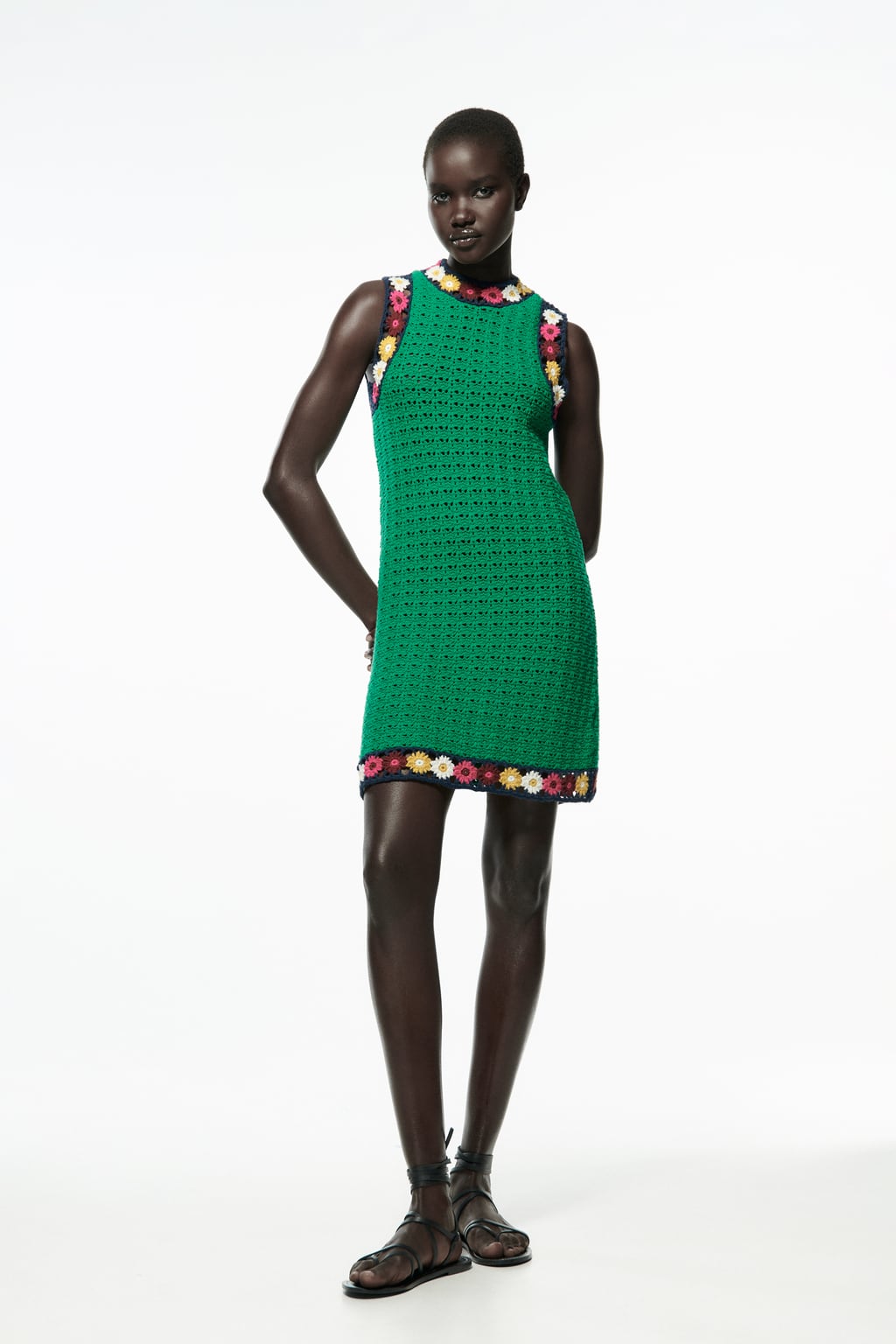 Y para rematar esta selección con el crochet como protagonista, tenemos un mini vestido recto que sienta de maravilla. Vestido de color verde con flores de colores de Zara (49,99 euros)