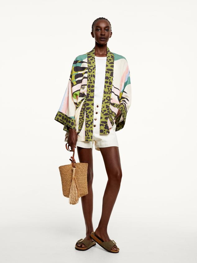 Kimono abierto estampado con lino y manga larga. Su original estampado hace que quede perfecto con prendas más básicas. Precio: 35.99 euros.