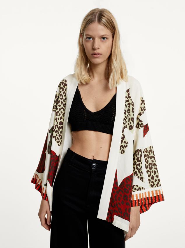 Kimono abierto estampado con lino que es la opción perfecta para completar tus looks nocturnos, tanto con falda como con pantalón. Precio: 35.99 euros.