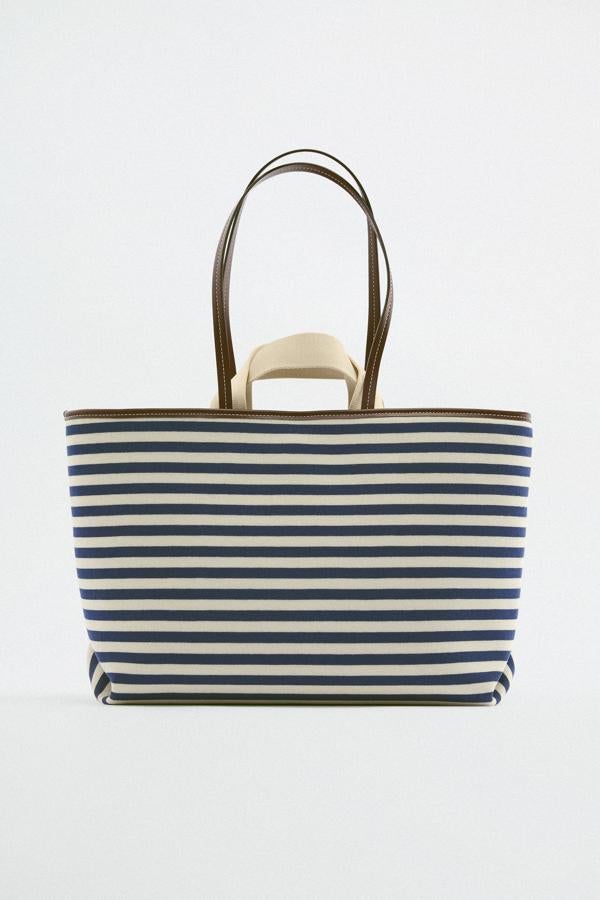 Este bolso shopper marinero de Zara será tu acompañante estival más preciado, sobre todo porque podrás llevarlo en la mano o en el hombre, gracias a sus diferentes asas. Precio: 25,95 €.
