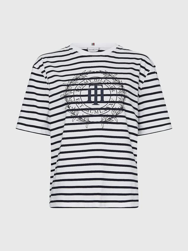 Para las amantes de la logomanía, esta camiseta informal de corte amplio, confeccionada en algodón orgánico, tiene el logotipo con inspiración náutica de Tommy Hilfiger, ¿la llevarás este verano? Precio: 69,90 €.