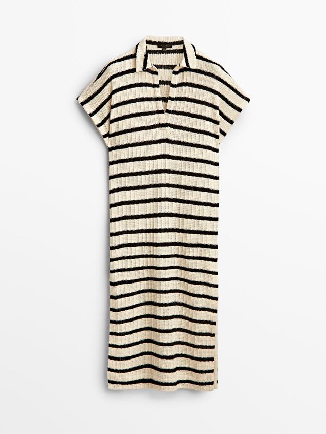 Vestido confeccionado en algodón y tipo polo de manga corta de Massimo Dutti. Podrás combinarlo con alpargatas, sneakers, cuñas… una prenda muy versátil para cualquier ocasión estival. Precio: 59,95 €.