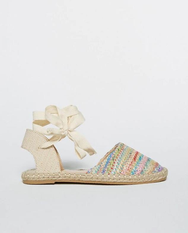 ¿Buscas un toque divertido que le de chispa a tus alpargatas?  Sfera (17,95 €)  propone un toque de fantasía mezclando colores en tus pies. 