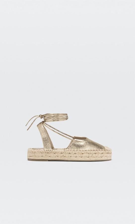 Metalizadas, sin cuña, pero tampoco planas… Estas alpargatas de  Stradivarius (25,95 €)  se convertirán en tu calzado todoterreno. 
