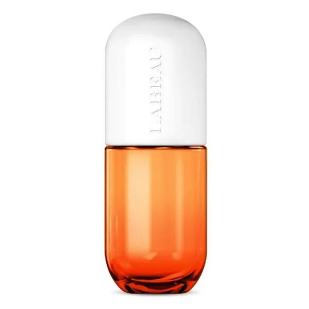 Una fragancia que nace del placer de marcar la diferencia. Wild Orange apuesta por las notas cítricas y frutales para dejar una sensación inolvidable tras su paso.