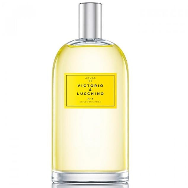 ¿La sensación? Una frescura incríible. Este perfume de Victorio & Lucchino apuesta por una estela cítrica que crea una atmósfera envolvente, limpia y tan elegante como sutil.