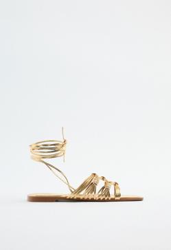 Imagen secundaria 2 - enemos el estilismo low cost de camisa y sandalia plana más favorecedor de la temporada que hace tipazo y encima es super cómodo