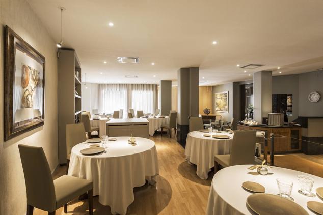 Ingredientes de proximidad, técnicas de vanguardia y tradición se funden en la cocina con una estrella de Pere Massana. Foie gras con coca de cristal, textura de maíz y toques anisados, y anguila del Delta del Ebro sobre papada, encurtidos y kimchee de fresa son algunas de sus creaciones. (restaurantmassana.com).