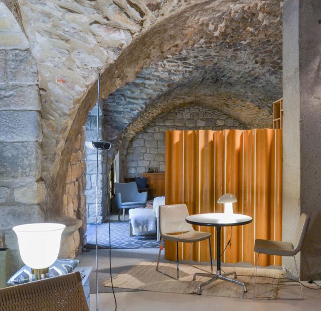 En uno de los rincones con más encanto del Barri Vell, en la antigua casa del contable de la Catedral, los muros y bóvedas de piedra de esta tienda acogen piezas de alto diseño con la firma de Antonio Citterio, Charles Eames, Jaime Hayon... (pabordia.com).
