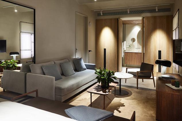 El imperio de los hermanos Roca crece con este hotel que ha puesto en marcha Anna Payet, esposa de Joan Roca. En un edificio histórico en pleno casco histórico de la ciudad, este hotel boutique tiene 12 habitaciones y tres suites, decoradas con maestría por Sandra Tarruella. Todos los detalles, de los tejidos a las cerámicas, buscan el confort y tienen referencias al cacao. En su terraza sirven brunch de día y cócteles al atardecer. (hotelcasacacao.com).