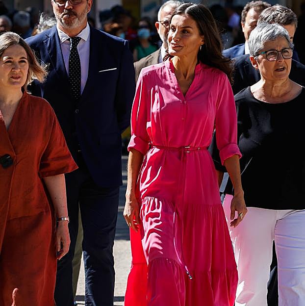 Imagen principal - Los detalles del look de la reina Letizia en la Feria del Libro.