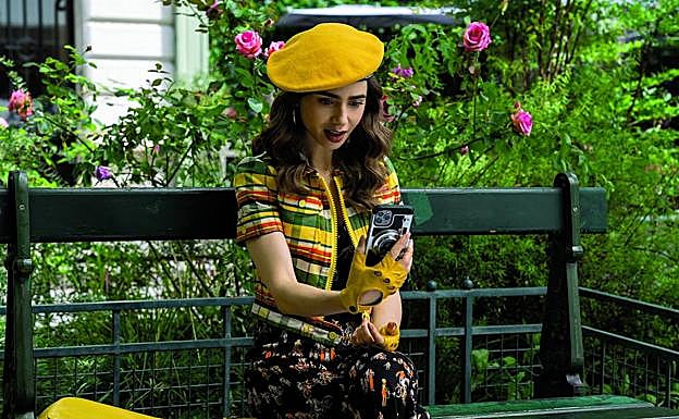 Lily Collins, en la serie Emily in Paris (Netflix)
