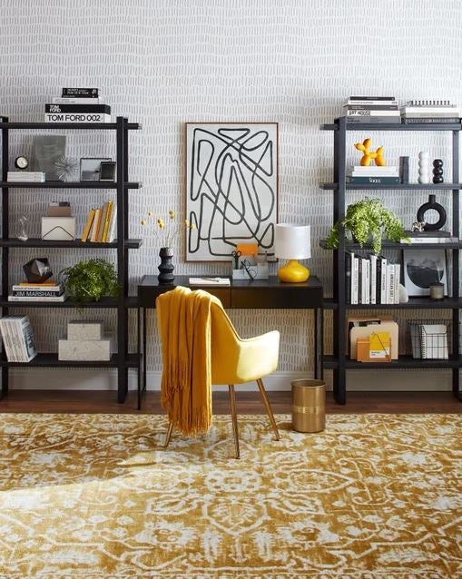 La fundadora del estudio de interiorismo VG Living nos anima a "llenar tu casa de personalidad eligiendo objetos que te emocionen, objetos singulares que reflejen tu personalidad y que cuenten tu historia, aquellos que te hagan revivir recuerdos de viajes y momentos vividos, velas aromáticas cuyos olores te evoquen y te inspiren, texturas en cojines y mantas que te abracen. En definitiva, objetos bonitos y con alma que no quieras dejar de mirar". Por eso, nos hemos enamorado de esta propuesta tan personal de Amazon Home, con adornos llenos de personalidad como el cuadro abstracto (65 euros), los jarrones y adornos (desde 19.90 euros), las plantas y macetas (menos de 20 euros) o las lámparas de diseño. 