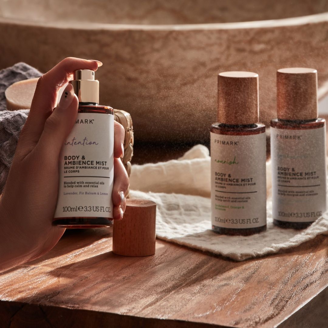 Si quieres convertir tu baño en un spa, lo primero que tienes que hacer es encontrar un aroma relajante. Los ambientadores de Primark Home cuestan 4.50 euros.