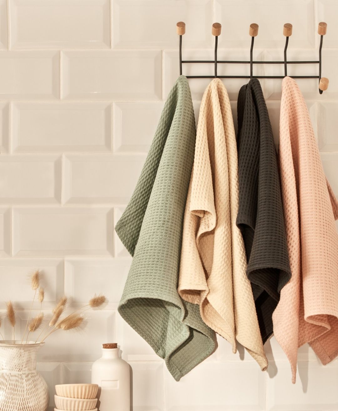 No nos cansaremos nunca de hablar de las bondades del algodón de los textiles de Primark Home, y sus toallas no son una excepción. Buenas, baratas y con diseños que quedan bien en cualquier espacio, estas de colores están disponibles desde 4.50 euros.