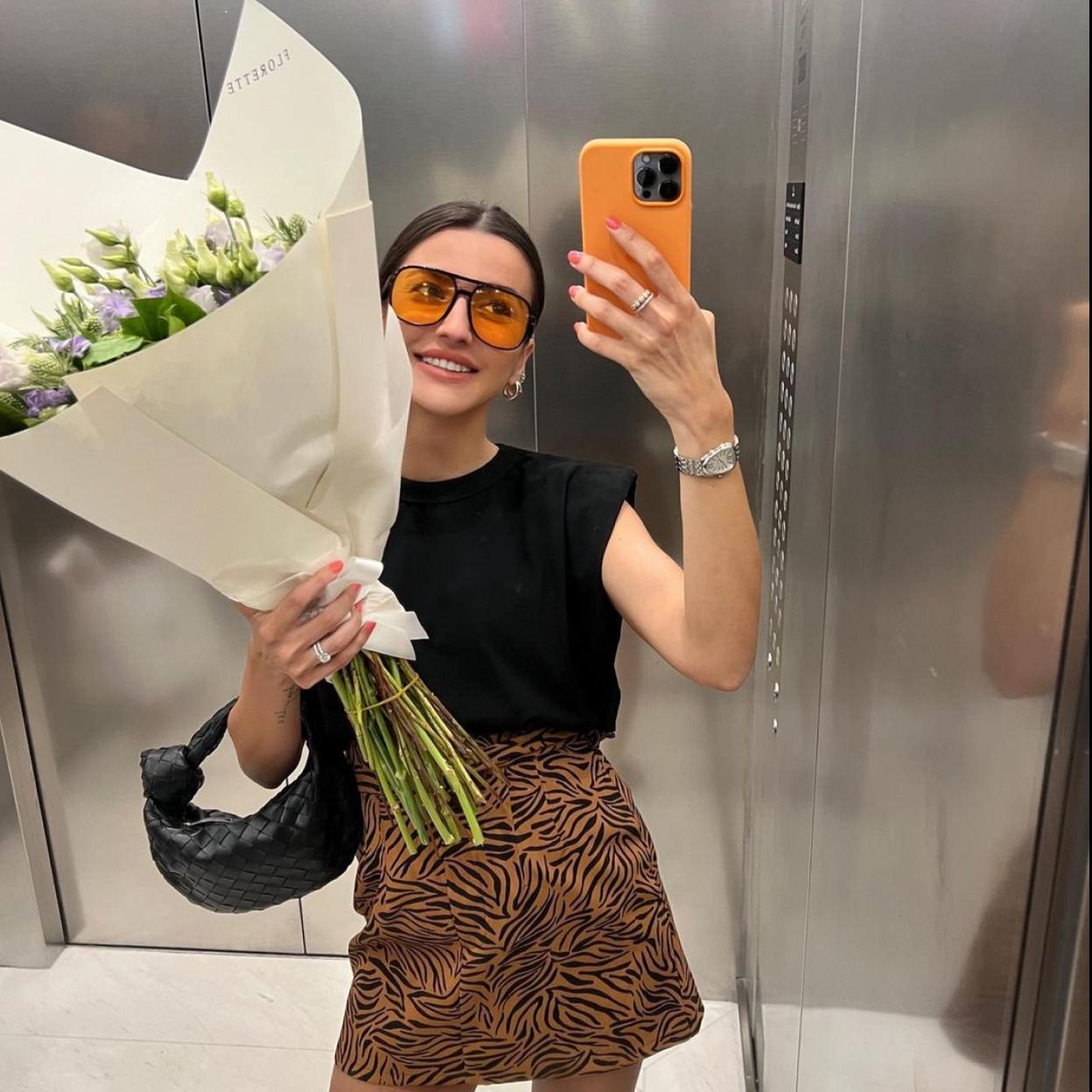 Pincha en la foto para ver 13 camisetas por menos de 10 euros que querrás para ir a la oficina porque son súper cómodas y sientan de maravilla a cualquier edad