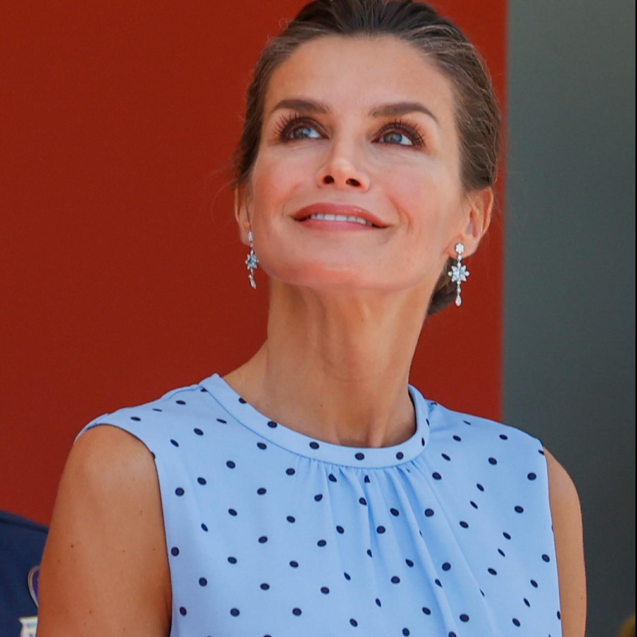 La reina Letizia combinó un vestido de lunares con un moño bajo.