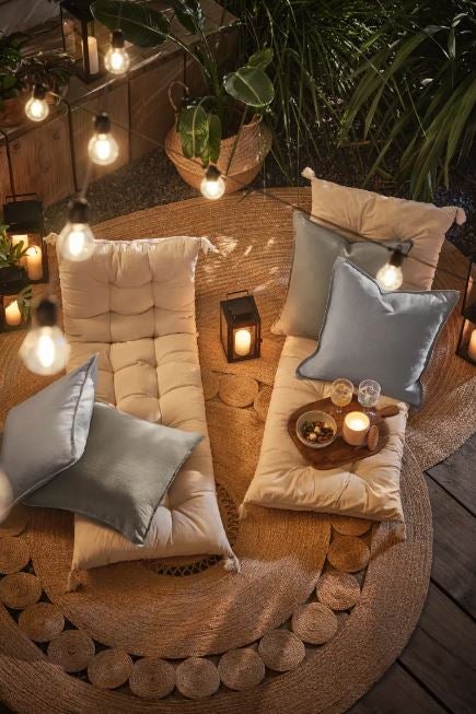 Este rincón chill out es todo lo que necesitamos para disfrutar de un rato de relax este verano. Los cojines con borlas cuestan 49.99 euros y son perfectas para una siesta al aire libre...