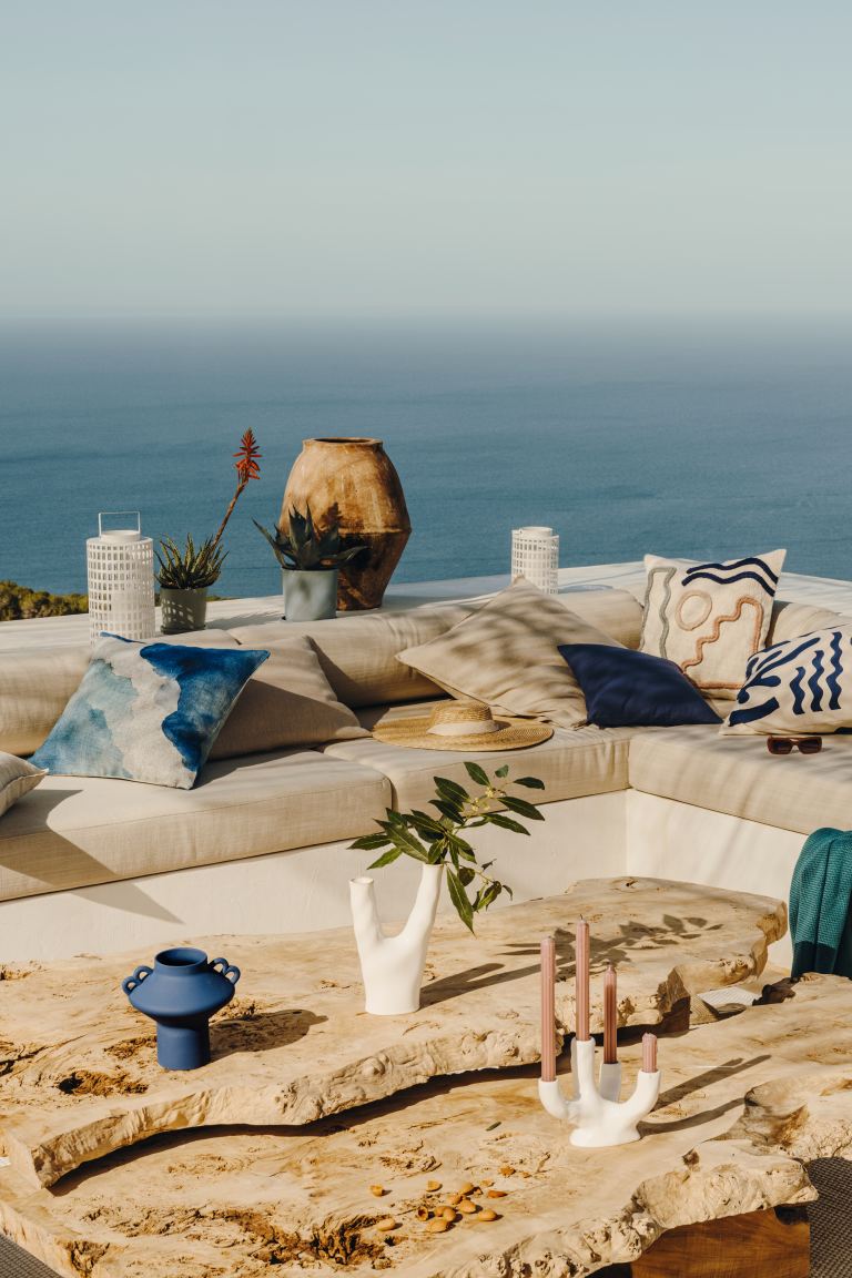 Los textiles son los grandes protagonistas de la decoración por su poder transformador. En esta ocasión, los tonos azules y blancos, la inspiración marina y el estilo mediterráneo son los protagonistas de esta terraza. Los cojines están disponibles desde 2.99 euros, y los jarrones, desde 14.99 euros.