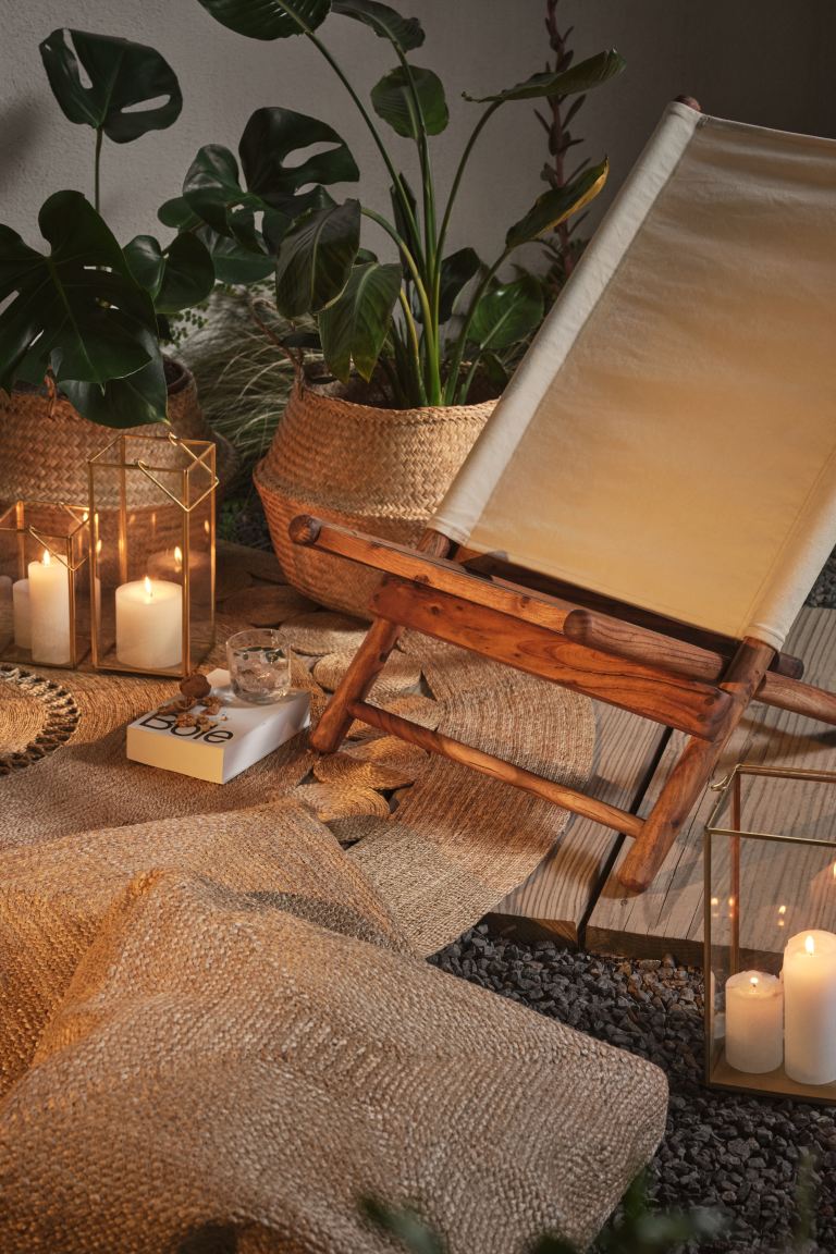 Esta lounge chair de madera de acacia reciclada y algodón de H&M Home cuesta 129 euros y es la más deseada de la temporada para terraza o jardín porque derrocha estilo y es comodísima.