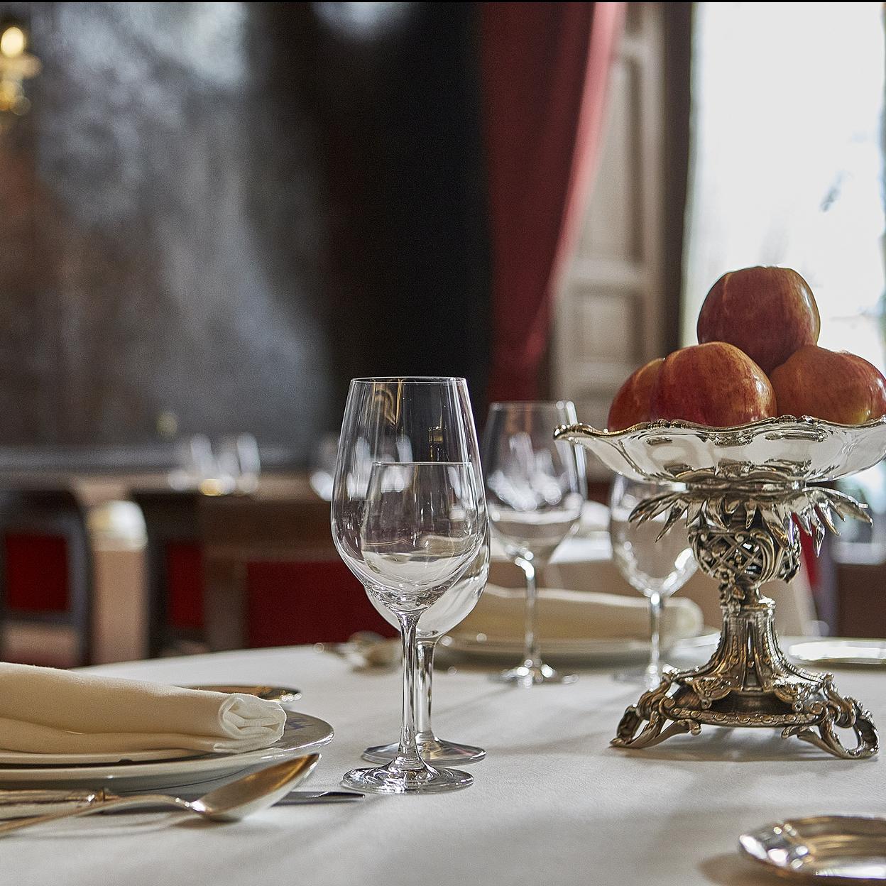 Imagen de uno de los comedores del restaurante Lhardy.